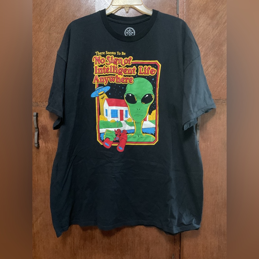 DOM "No Sign of Intelligent Life Anywhere" Alien Graphic T-Shirt red binoculars